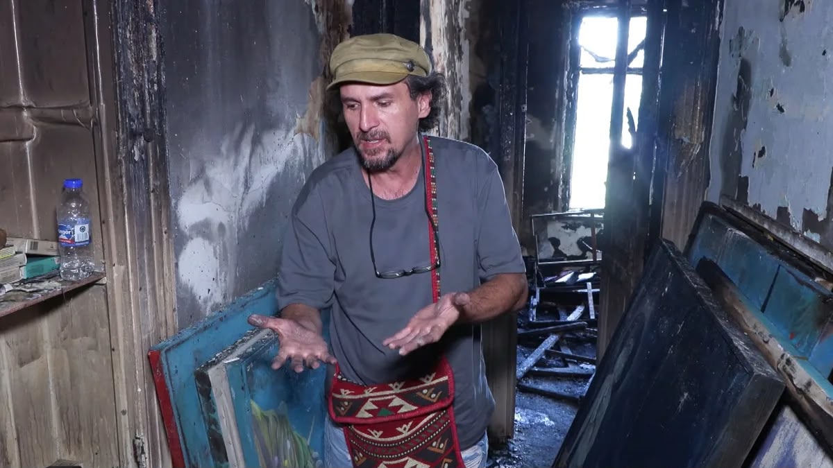 Ressam Murat Melih Özen’in Evine Havai Fişek İsabet Etti: 20 Yıllık Emeği Kül Oldu